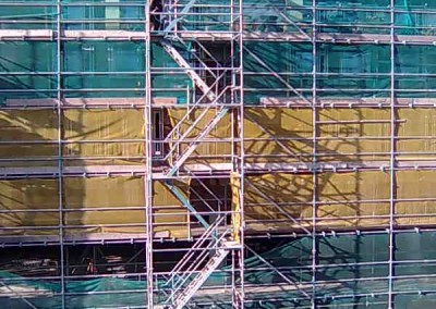 מדרגות עליה לפיגומים באתר בניה